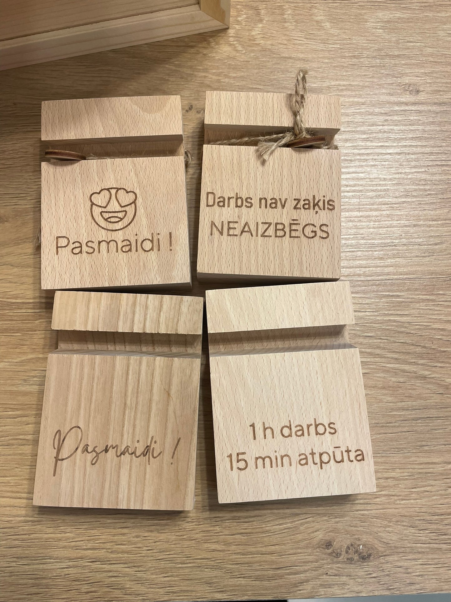 Telefona statīvs ar tekstu