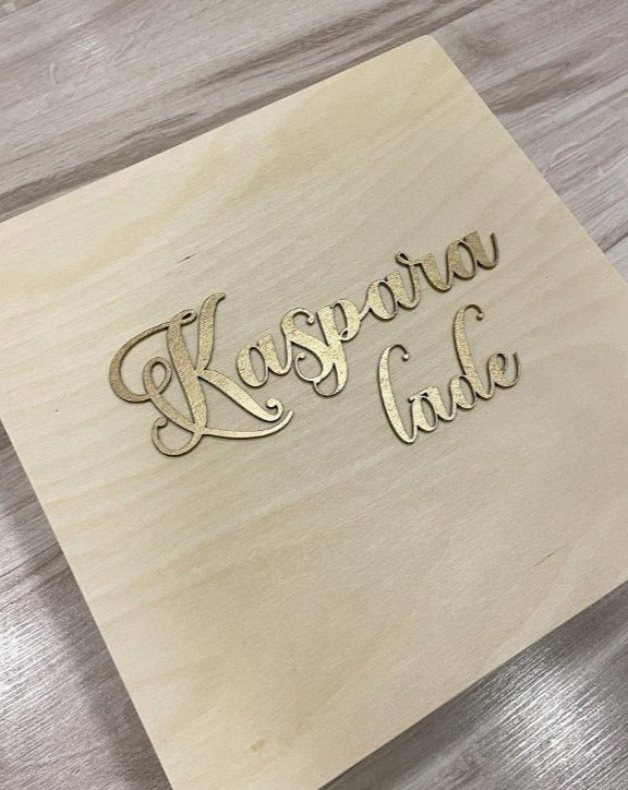 Uz kastes vāka var pievienot 3D burtus melnā krāsā ar īpašnieka vārdu
