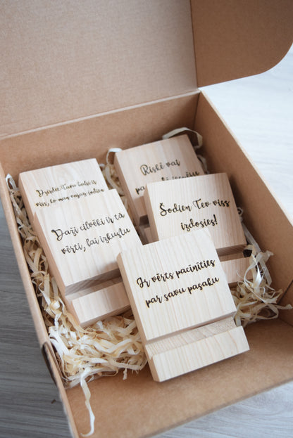 Telefona statīvs ar tekstu