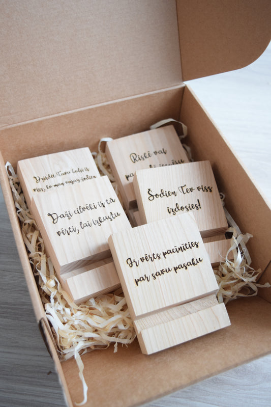 Telefona statīvs ar tekstu