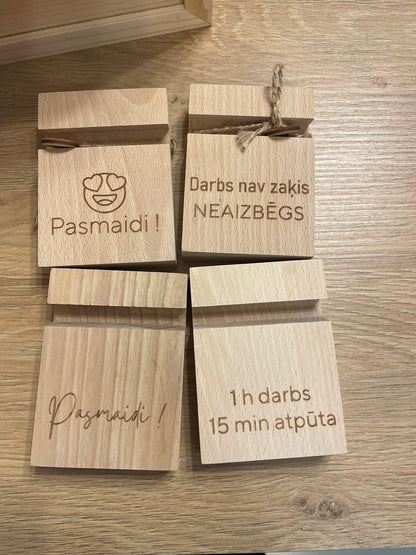 Telefona statīvs ar tekstu